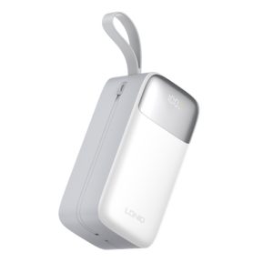 Power Bank LDNIO PQ50 50,000mAh color negro con cables integrados USB-C y Lightning, pantalla LED y diseño compacto, ideal para carga rápida y portátil.