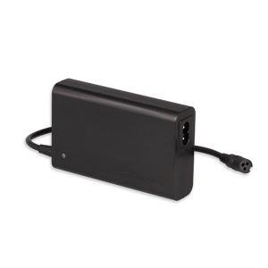 Cargador universal slim de 90W con 12 conectores intercambiables, puerto USB, protección múltiple y diseño portátil para notebooks HP, Dell y Lenovo.