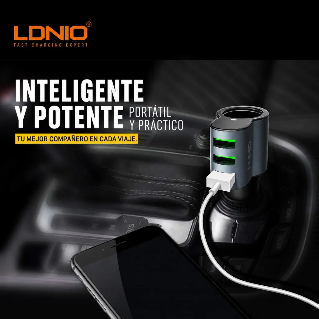 Cargador de carro LDNIO C408C de 21W con tres puertos USB en uso.