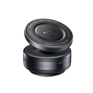Soporte de auto Yesido C310 con ventosa eléctrica y carga MagSafe 15W montado en parabrisas.