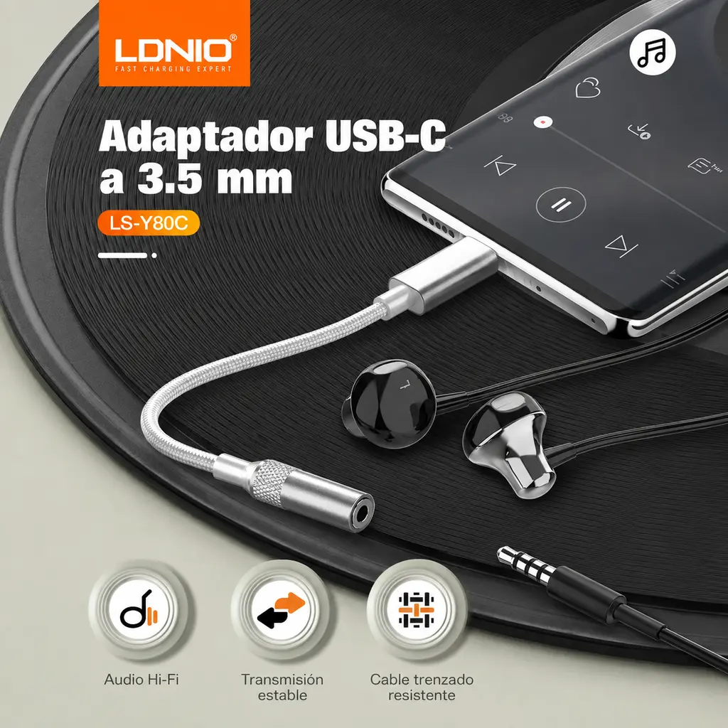 Adaptador LDNIO LS-Y80C USB-C a audio 3.5 mm conectado a un tel&eacute;fono y aud&iacute;fonos.